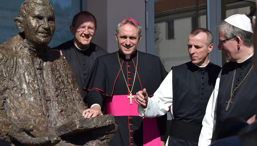 vl.: Statue, Rektor P. Karl Wallner, EB Georg Gänswein, Künstler P. Raphael Statt, Abt Maximilian Heim