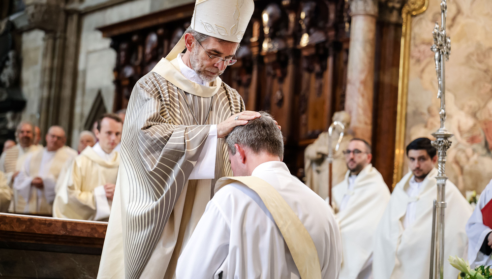 Erzbischof Josef Grünwidl spendet die Priesterweihe