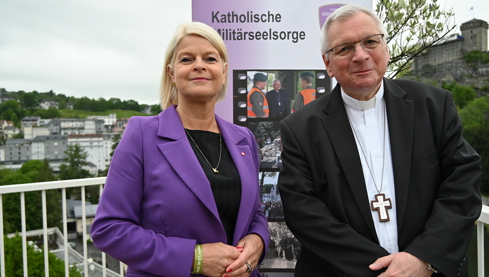 Verteidigungsministerin Klaudia Tanner (ÖVP) und Militärbischof Werner Freistetter bei der Soldatenwallfahrt in Lourdes