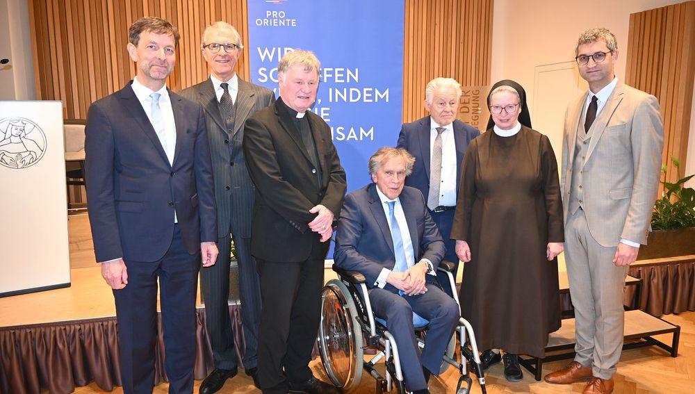 v.l.: Dipl.-Theol. Bernd A. Mussinghoff, Generalsekret?r PRO ORIENTE, Botschafter Dr. Clemens KOJA, Pr?sident PRO ORIENTE, Bischof Dr. Manfred Scheuer, Botschafter Dr. Emil Brix, Landeshauptmann a.D. Dr. Josef P?hringer, Vorsitzender der Sektion und 