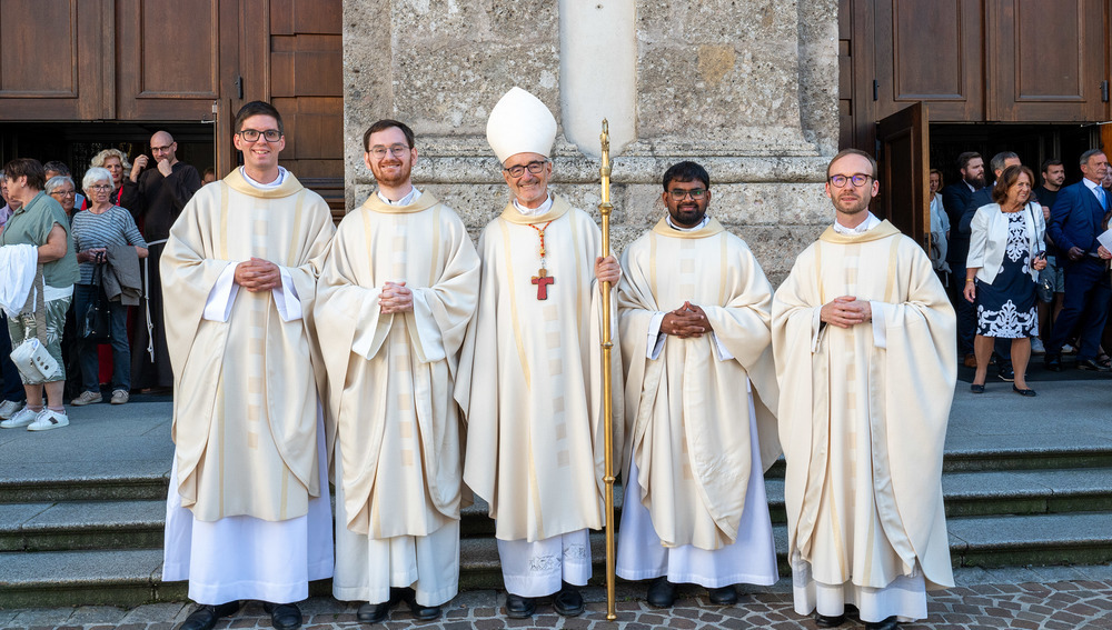 Michael Kardinal Czerny SJ (Mitte) weihte vier Ordensmänner zu Priestern.