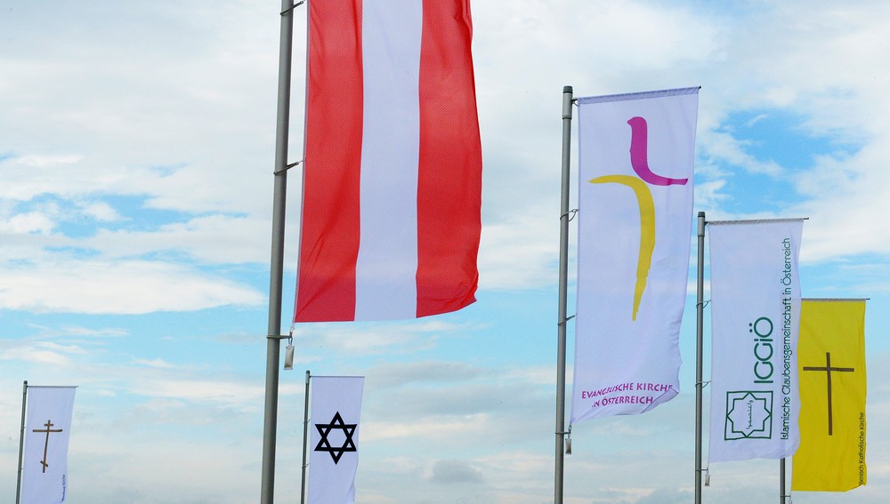 Fahnen beim Wiener 'Campus der Religionen'
