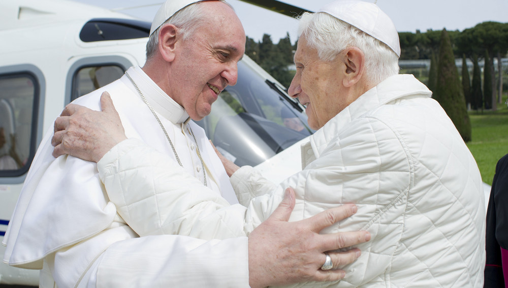 Papst Franziskus hat am 23. März 2013 seinen Vorgänger, den emeritierten Papst Benedikt XVI., in der Sommerresidenz Castel Gandolfo besucht. Die beiden begrüßen sich gegenseitig mit einer Umarmung.