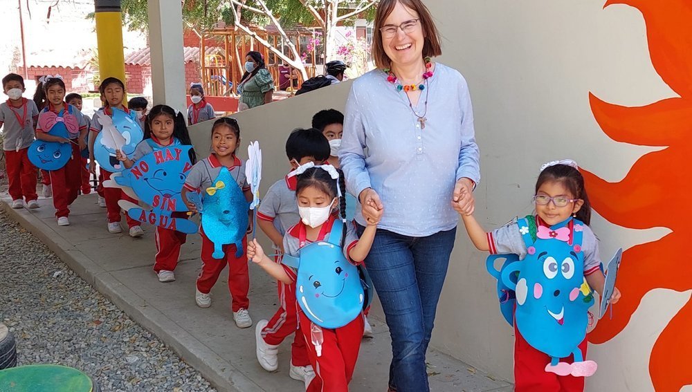 Sr. Karina Beneder mit Kindern in Peru