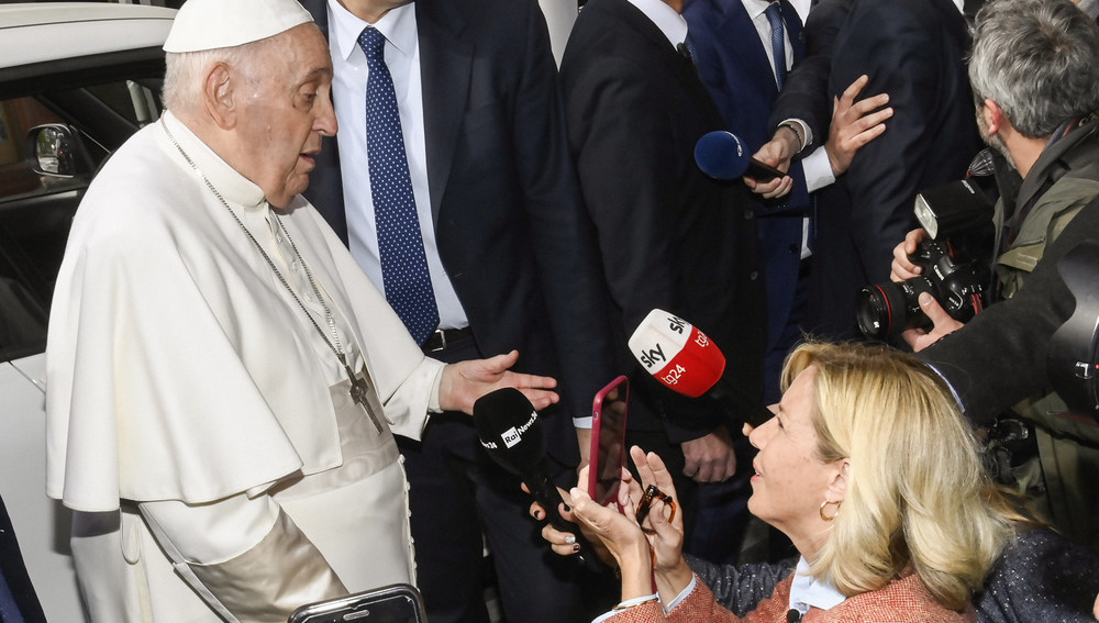 Papst Franziskus verlässt die Gemelli-Klinik am 1. April 2023 in Rom (Italien).