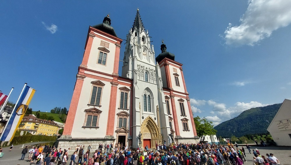 Wallfahrtsbasilika Mariazell mit Pilgern