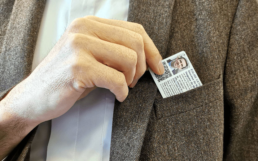 Digitaler französischer Priesterausweis 'celebret' mit QR-Code