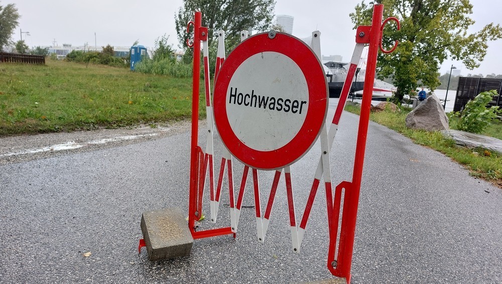 Verkehrsschild mit Hochwasser-Warnung