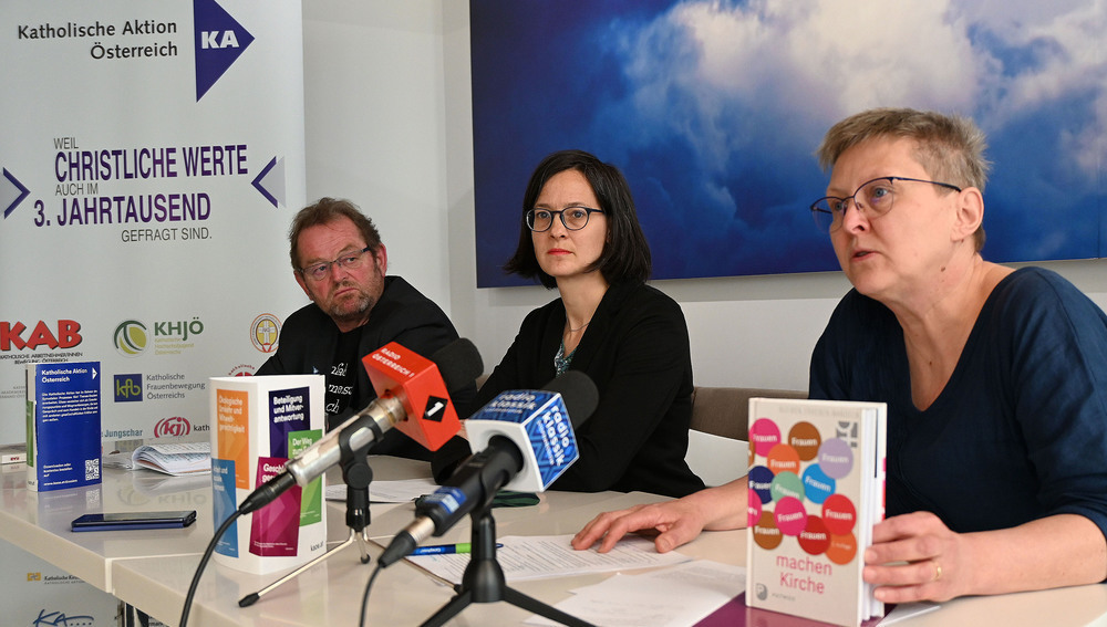 KAÖ-Präsident Ferdinand Kaineder (l.), Vizepräsidentinnen Katharina Renner (m.) und Brigitte Knell (r.) bei Pressekonferenz am 15. Mai 2023 in Wien