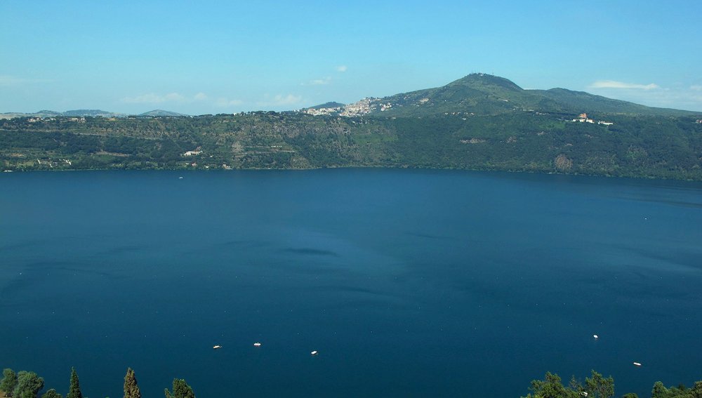 Sommerresidenz Castel Gandolfo rüstet sich für die Ankunft des PapstesBild: Blick von Castel Gandolfo auf den Albaner See und den Monte Cavo.