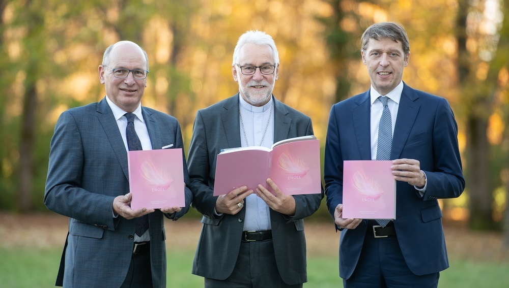 Präsentieren das neue Jahrbuch der Diözese Gurk: Bischof Marketz mit RLB-Vorstandsdirektor Messner (r.) als Sponsorenvertreter und redaktionellem Gesamtverantwortlichen Kapeller (l.)