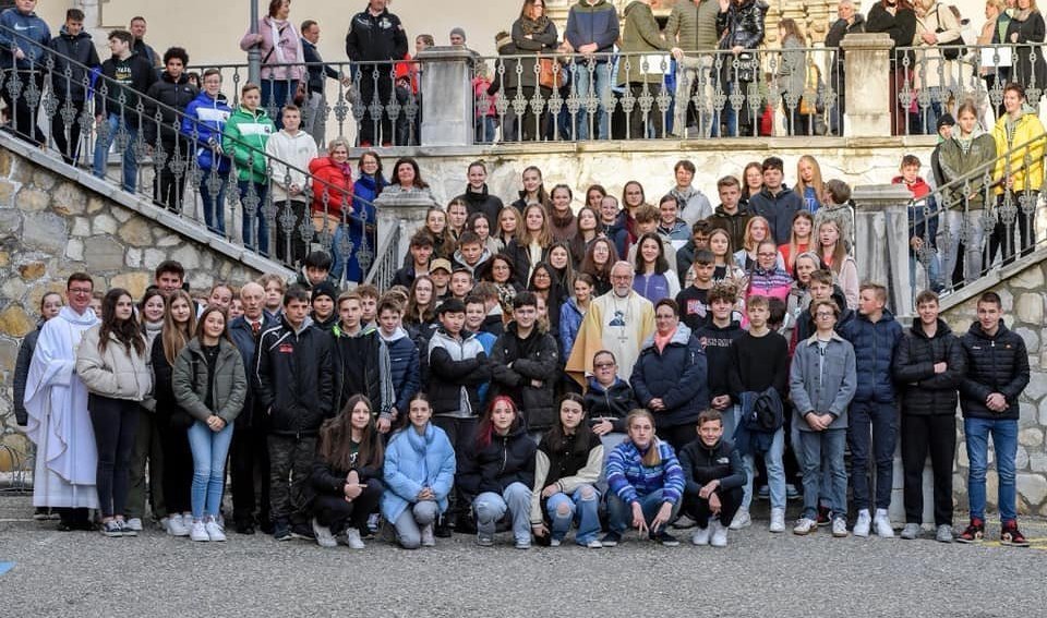 Bischof Marketz mit Teilnehmern des Barnmherzigkeitsfests in Wolfsberg