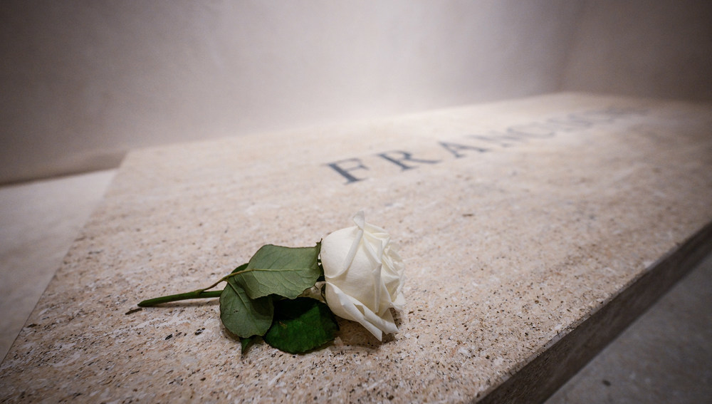 Eine weiße Rose liegt auf dem Grabstein mit der Aufschrift 'Franciscus', dem Grab von Papst Franziskus in der Basilika Santa Maria Maggiore, am 27. April 2025 in Rom (Italien).