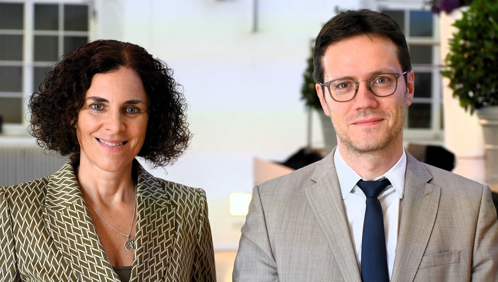 v.l.: Claudia Paganini (Medienethikerin Uni Innsbruck), Martin Dürnberger (Obmann der Salzburger Hochschulwochen) am 6. August 2025 in der Aula der Uni Salzburg