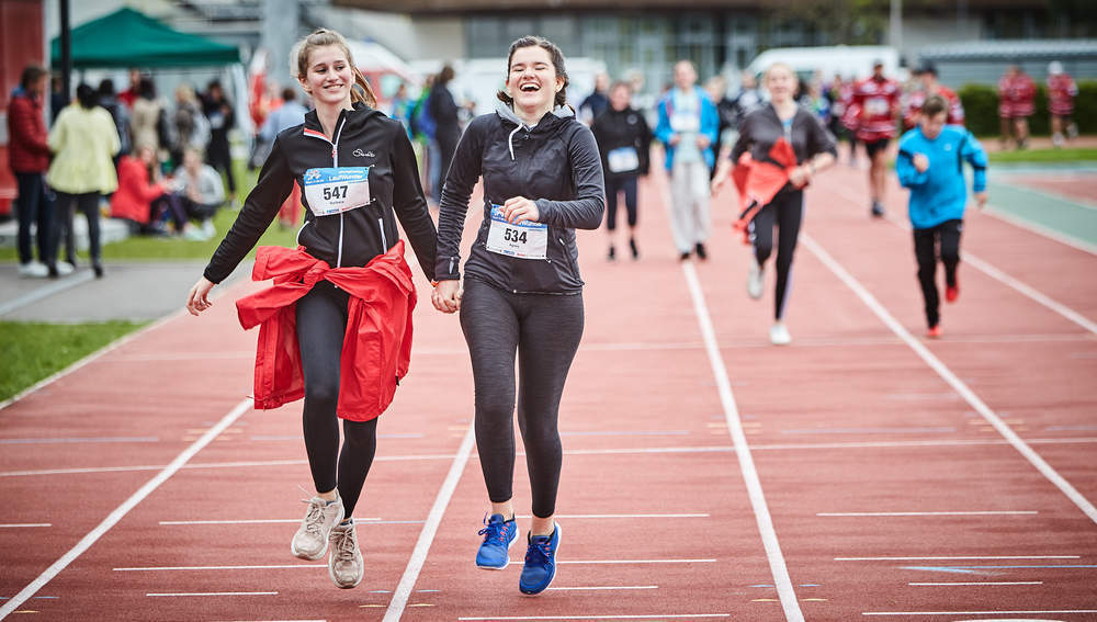 Jugendliche, die beim Charitylauf der youngCaritas  - dem LaufWunder - teilnehmen.  Aus aktuellem Anlass kann dieses Jahr für humanitäre Hilfe in der Ukraine gelaufen werden. Mehr zum LaufWunder unter: https://noe-west.youngcaritas.at/aktionen/laufwu