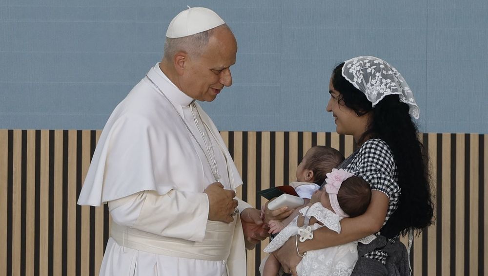 Papst mit Mutter zweier kleiner Kinder in Caritas-Zentrum in Madrid