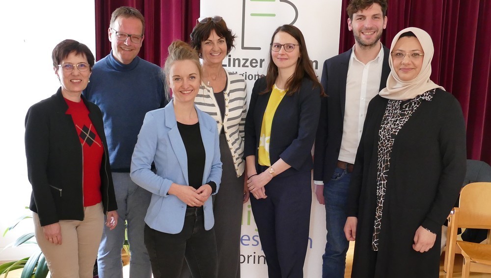 Bild von links: Mag.a OstRin Eva Freilinger, Univ.-Prof. Dr. Ulrich Riegel, Univ.-Lekt.in Mag.a Anna Bachofner-Mayr BA, Priv.Doz.in HS-Prof.in Mag.a Dr.in Silvia Hagleitner, Univ.-Prof.in Dr.in Helena Stockinger, Ass.-Prof. Dr. Bernd Ziegler, Univ.-P