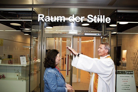 City-Pastoral spendet  Segen für Reisende am Hauptbahnhof