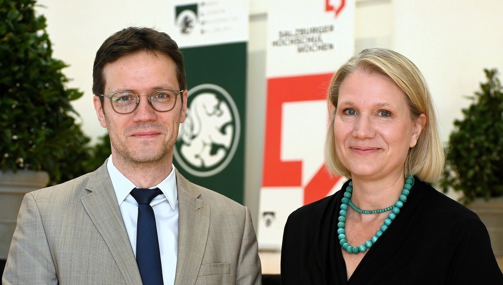 v.l.: Prof. Martin Dürnberger (Obmann der Salzburger Hochschulwochen), Prof. Tuulia Ortner (Salzburger Psychologin) am 6. August 2025 in der Aula der Universität Salzburg