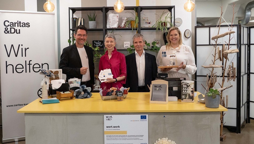 Bei der Präsentation von „wert.werk“ und „Offline Kärnten“: Caritasdirektor Ernst Sandriesser, Landeshauptmannstellvertreterin Arbeitsmarktreferentin Gaby Schaunig, Vorstandsvorsitzender Friedrich Santner (Gemeinnützige Santner Privatstiftung) und di