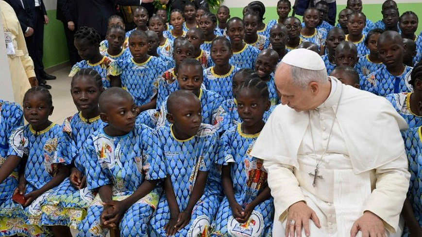Papst mit Waisenkindern bei Besuch in Kamerun