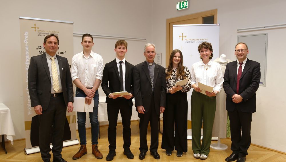 Preisverleihung Erzbischof-Dr.-Alois-Kothgasser-Preis, v.l.n.r.: Markus Hammer, Lukas Genser, Florian Streb, Weihbischof Hansjörg Hofer, Annika Vrece und Lena Tanner, Erwin Konjecic 