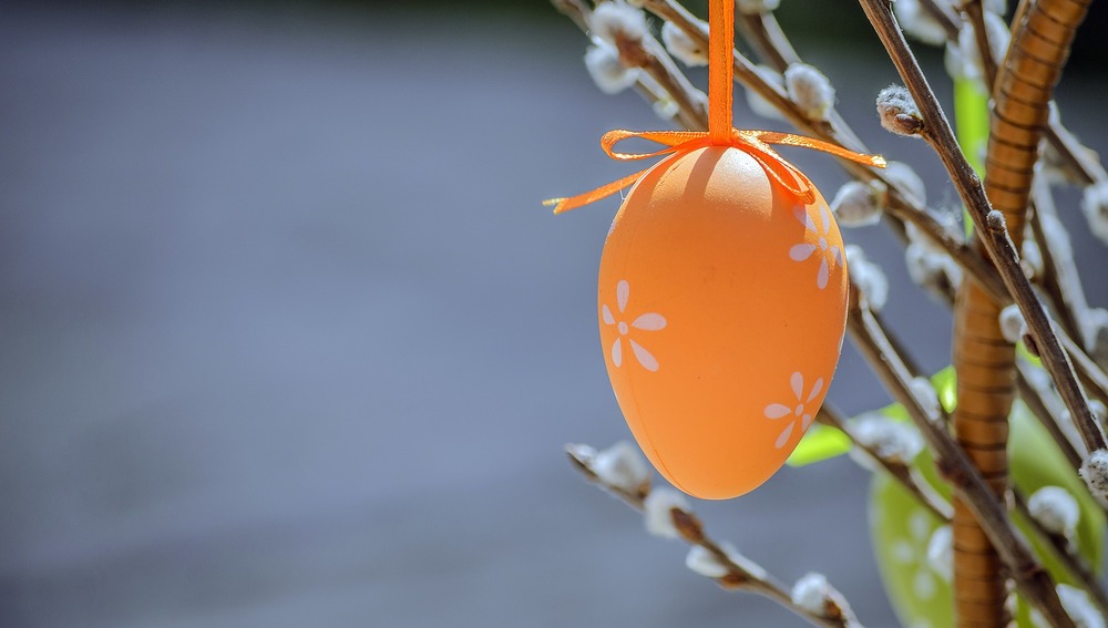 Osterei auf Palmzweigen