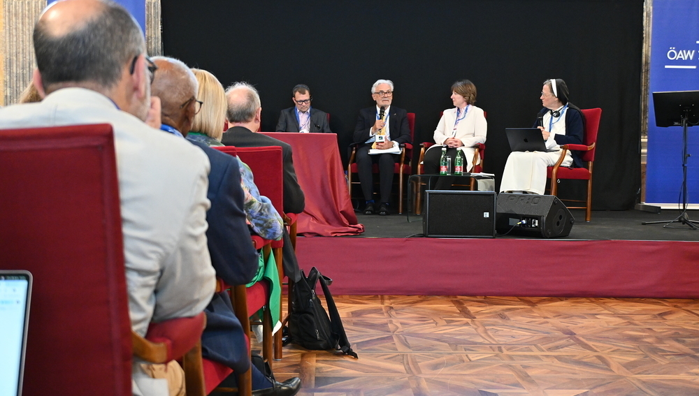Panel am 28. August 2025 - v.l.: Markus Gerhartinger (Umweltbeauftagter der ED Wien), Marcelo Suárez-Orozco (Päpstliche Akademie der Sozialwissenschaften), Cornelia Richter (design. evangelische Bischöfin in Österreich), Sr. Helen Alford (PASS)
