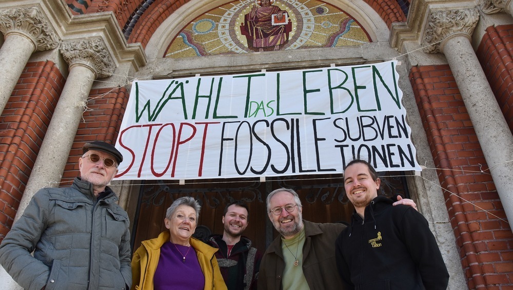  'Wählt das Leben. Stopt fossile Subventionen'Banneraktion für ambitionierten Klimaschutz