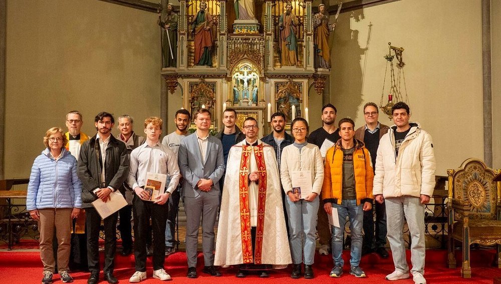 Zur Taufe zugelassene Katechumenen der Erzdiözese Wien mit Pastoralamtsleiter Beranek