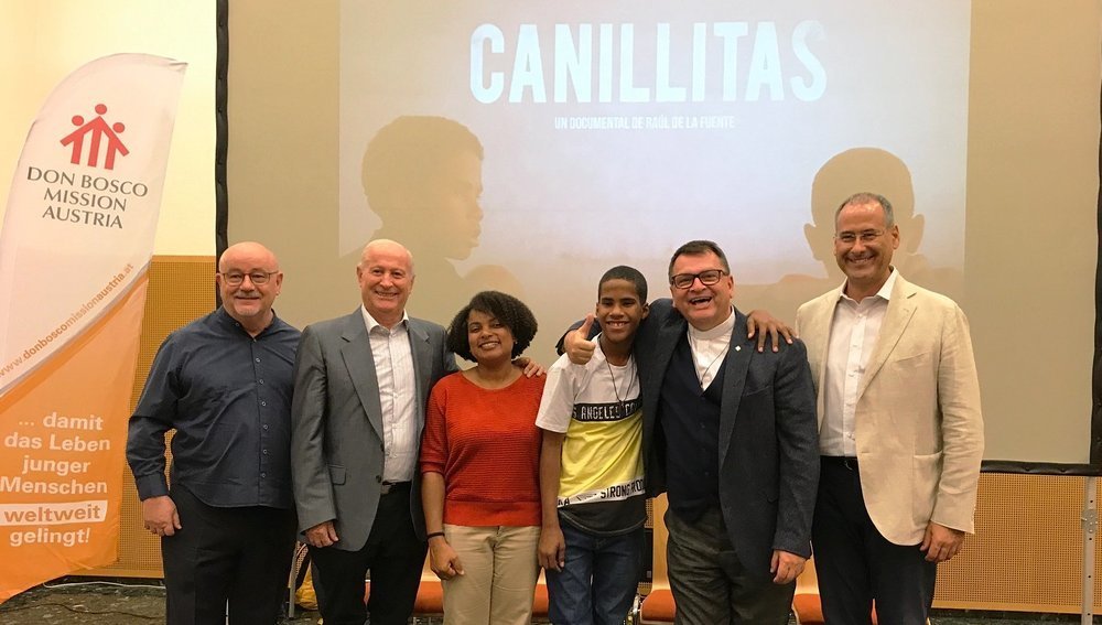 Ehemaliges Straßenkind Moises (3.v.r.) bei Wiener Filmabend