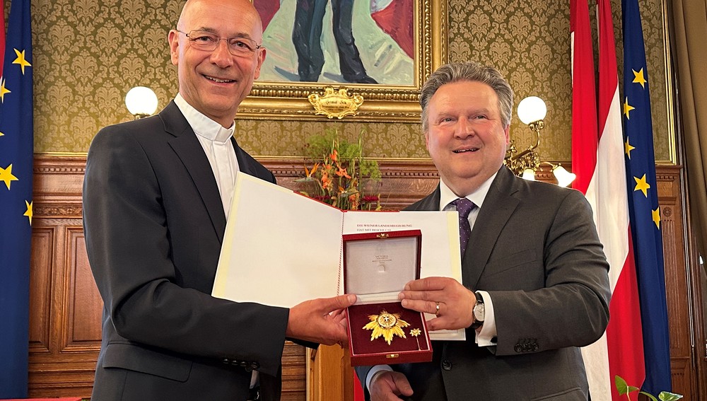 Verleihung des Goldenen Ehrenzeichens für Verdienste um das Land Wien durch BM Michael Ludwig an Dompfarrer Toni Faber am 27. Mai 2024