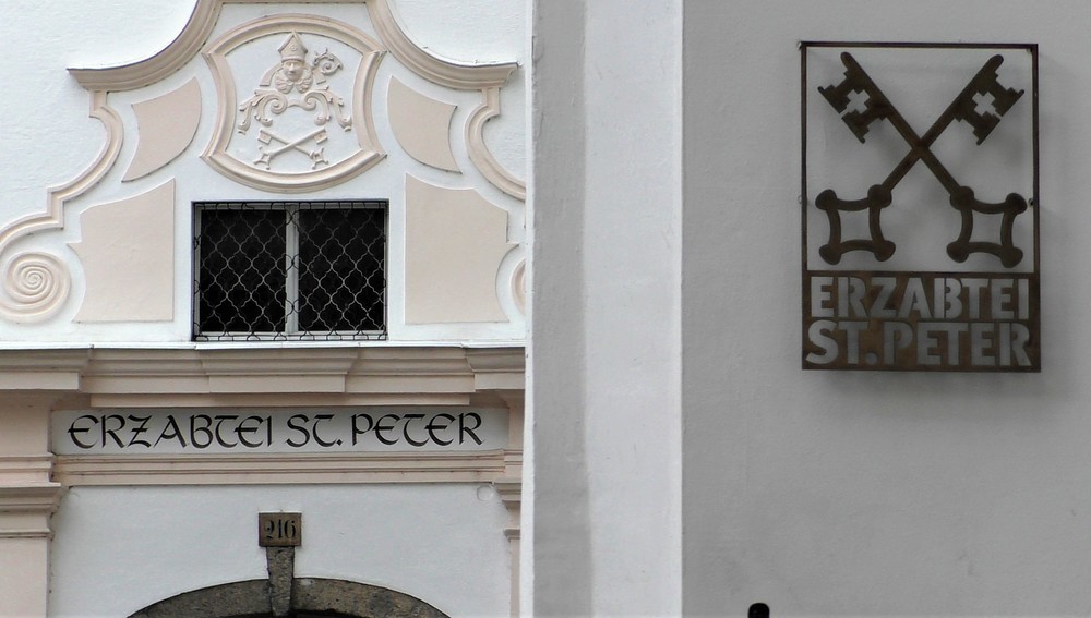 Eingang zur Salzburger Erzabtei St. Peter