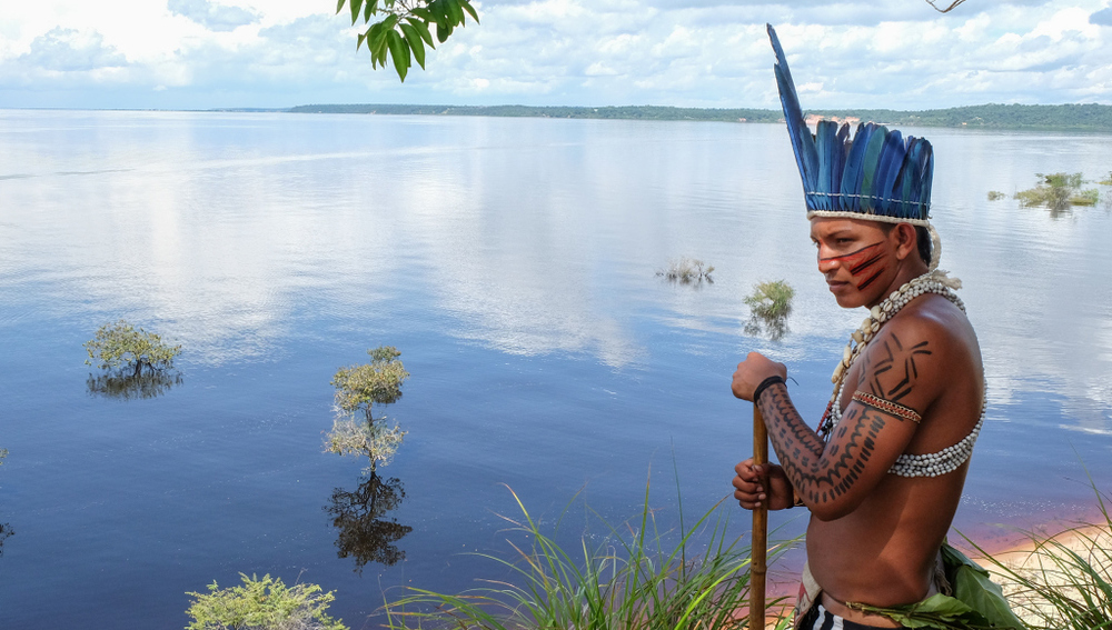 Ein Indigener steht am Ufer während der Zeremonie mit der Olympiafackel im Dorf der Dessana-Indigenen am Rio Negro in Amazonien am 20. Juni 2016.