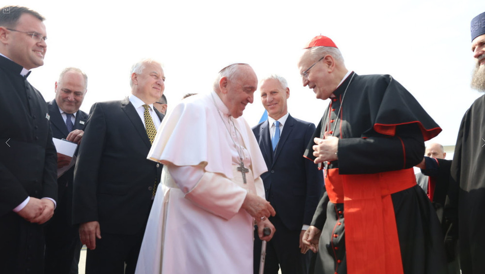 Papst Franziskus und Kardinal Peter Erdö am 28.4.2023 in Budapest