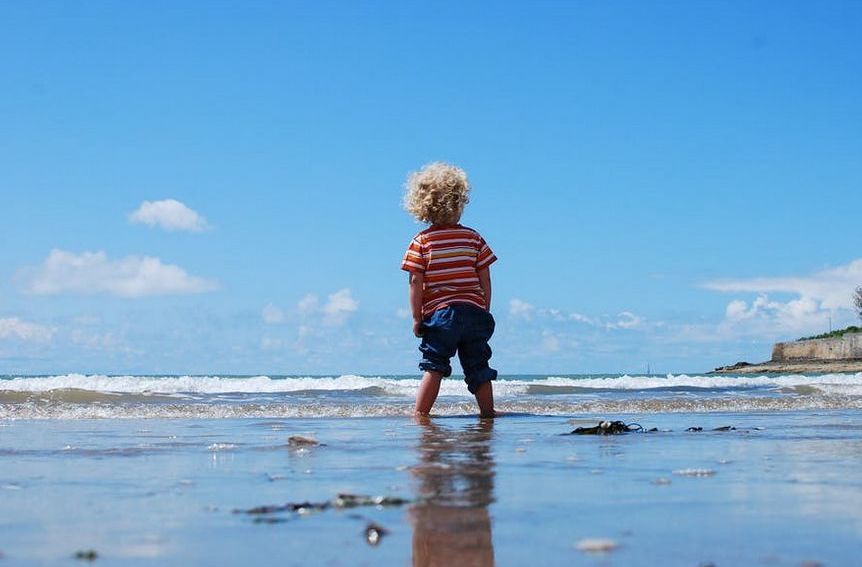 Kind am Strand