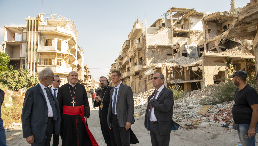Schönborn in den Ruinen von Homs (links: Pro Oriente-Präsident Alfons Kloss, rechts der Leiter der Salzburger Pro Oriente-Sektion Prof. Dietmar Winkler)