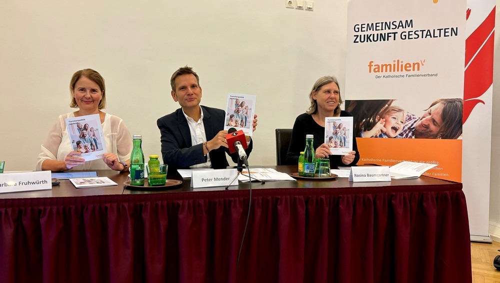 KFÖ-Vizepräsidentin Barbara Fruwürth, KFÖ-Präsident Peter Mender und KFÖ-Generalsekretärin Rosina Baumgartner