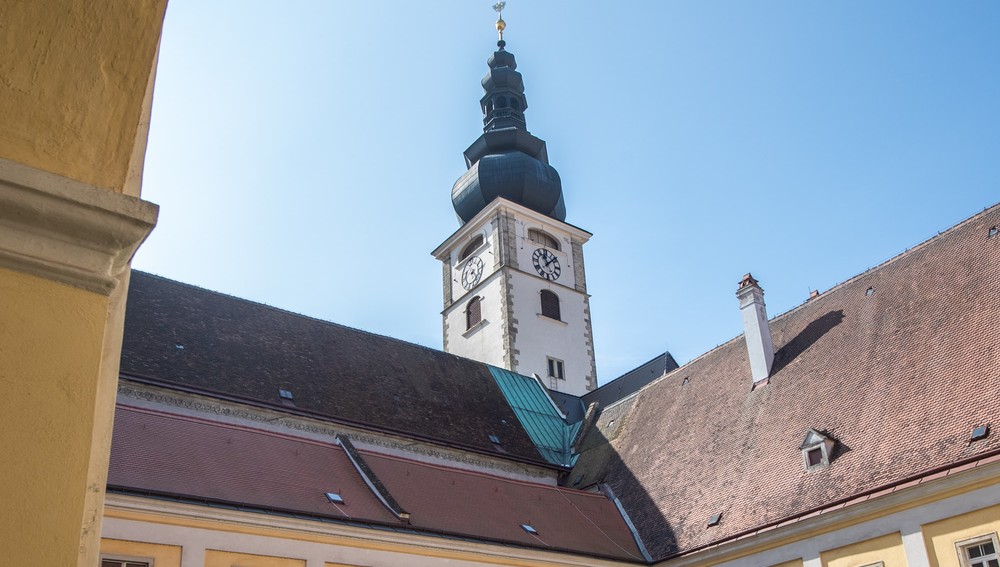 Dom zu St. Pölten, Innenhof mit Arkaden, Kreuzgang, im Frühling, St. Pölten, 25. März 2021