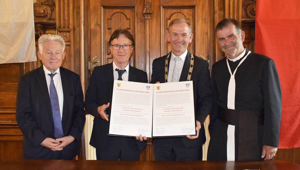 Unterzeichnung des Partnerschaftsvertrags in Mondsee