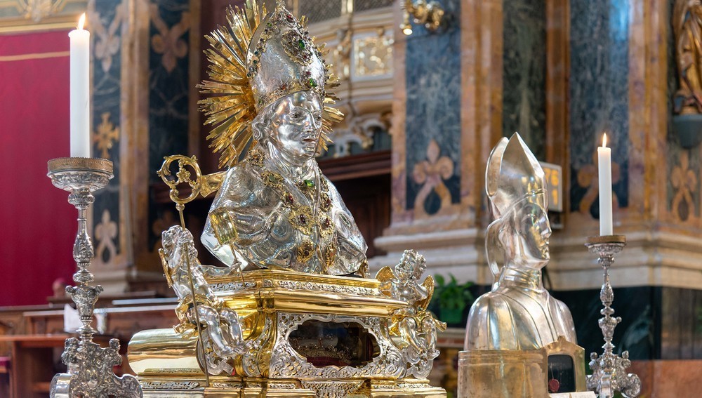 Reliquienbüsten der Diözesanpatrone Kassian (links) und Vigilius im Brixner Dom