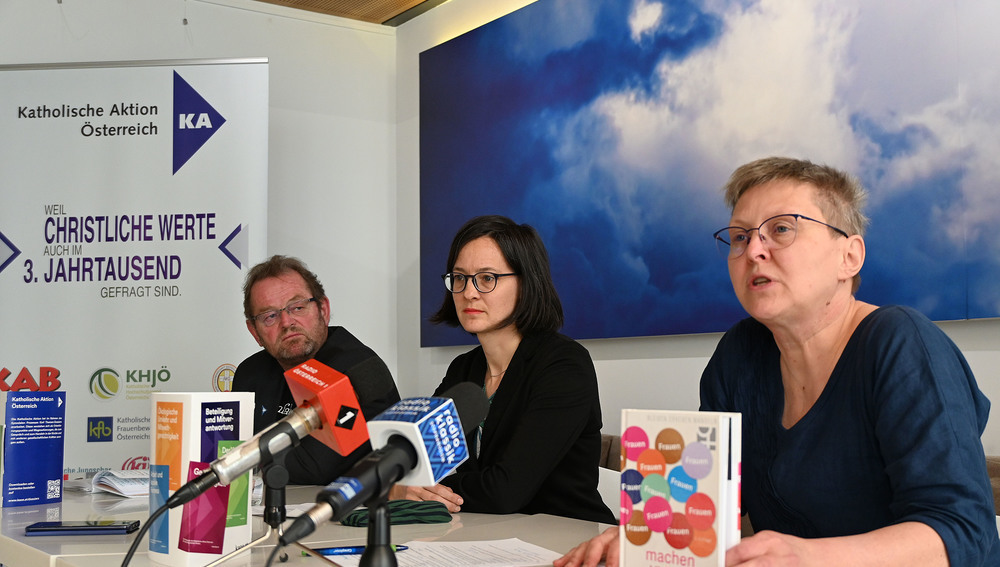 KAÖ-Präsident Ferdinand Kaineder (l.), Vizepräsidentinnen Katharina Renner (m.) und Brigitte Knell (r.) bei Pressekonferenz am 15. Mai 2023 in Wien