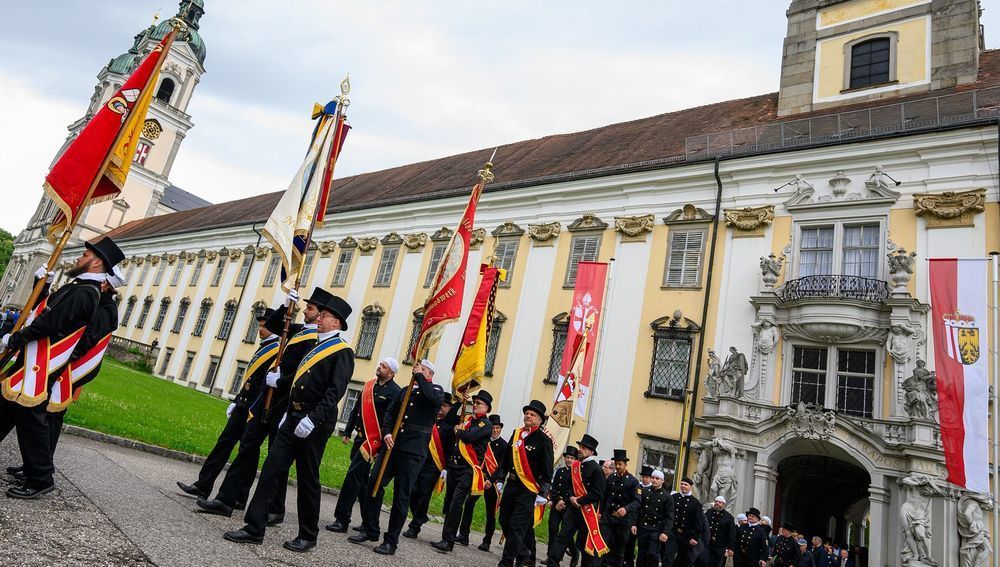 Feuerwehrleute und Rauchfangkehrer am oö. Landesfeiertag