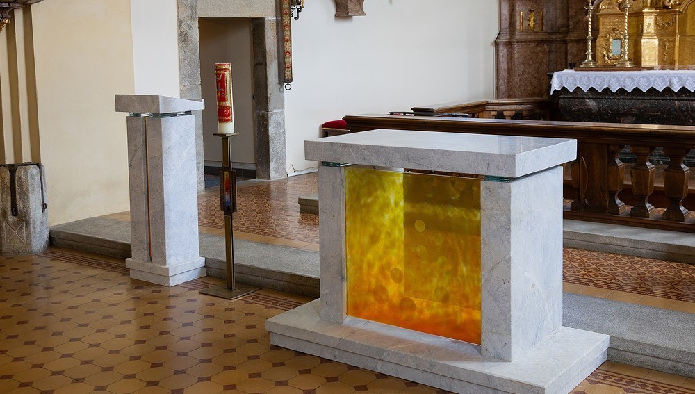 Pfarrkirche Anger - Altar und Ambo