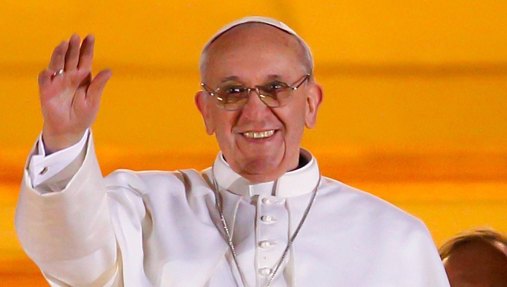 Papst Franziskus tritt das erste Mal nach seiner Wahl zum Papst auf dem Balkon des Petersdoms am 13. März 2013 im Vatikan.