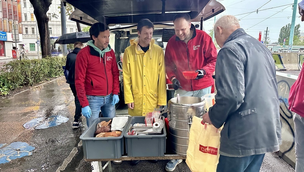 Caritas Canisibus mit Voodoo Jürgens (gelbe Jacke)