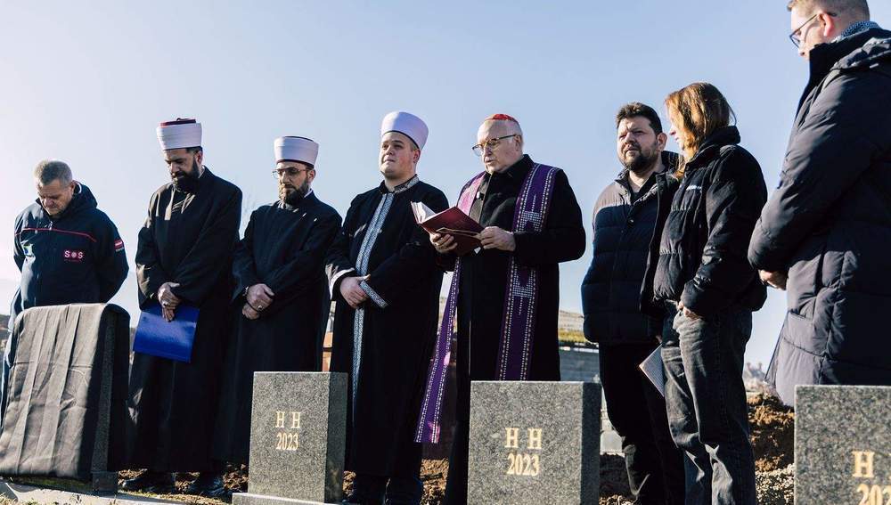 Kardinal Nemec und islamische Geistliche weihen Friedhof für Geflüchtete