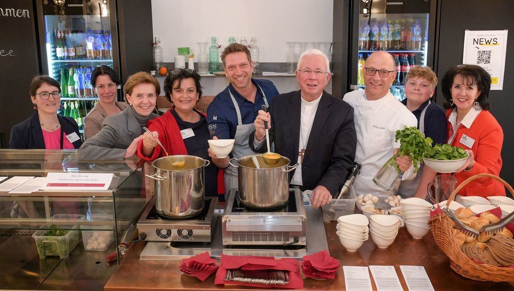 Erzbischof Franz Lackner und Landtagspräsidentin Brigitta Pallauf beim Fastensuppenessen