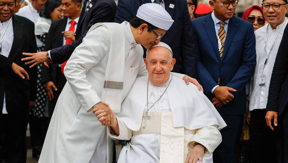 Nasaruddin Umar, Großimam der Istiqlal-Moschee in Jakarta, küsst Papst Franziskus auf den Scheitel, zum Abschluss eines interreligiösen Treffens am 5. September 2024 in Jakarta (Indonesien).