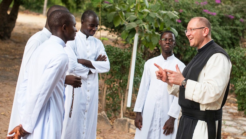 P. Karl Wallner mit Priesterstudenten im Senegal